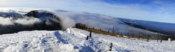 Pohled z vrcholu Sněžky na Studniční horu (1554 m) a Úpskou jámu.