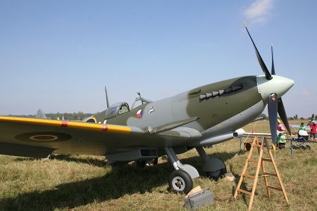 Letecký den v Chrudimi navštívil i proslulý Supermarine Spitfire..., foto: Archiv Chrudim