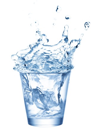 Co se děje, když pijete vodu nalačno